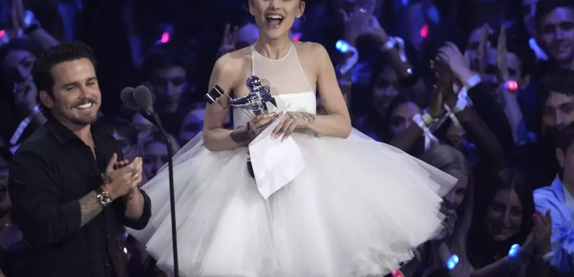 Ariana Grande y Lady Gaga brillan en los MTV VMA con premios y actuaciones