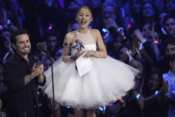 descarga (3) Ariana Grande y Lady Gaga brillan en los MTV VMA con premios y actuaciones